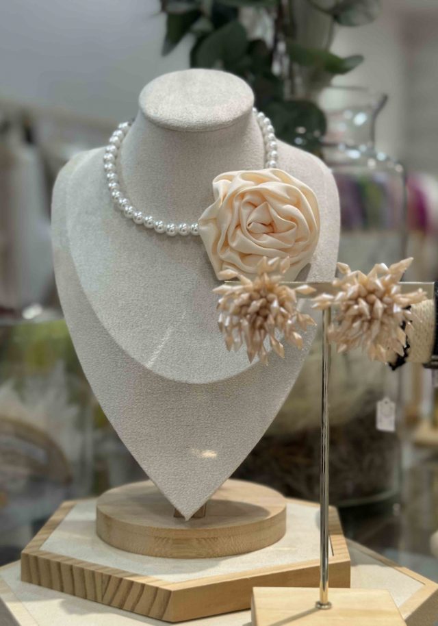 Choker Flor y perlas